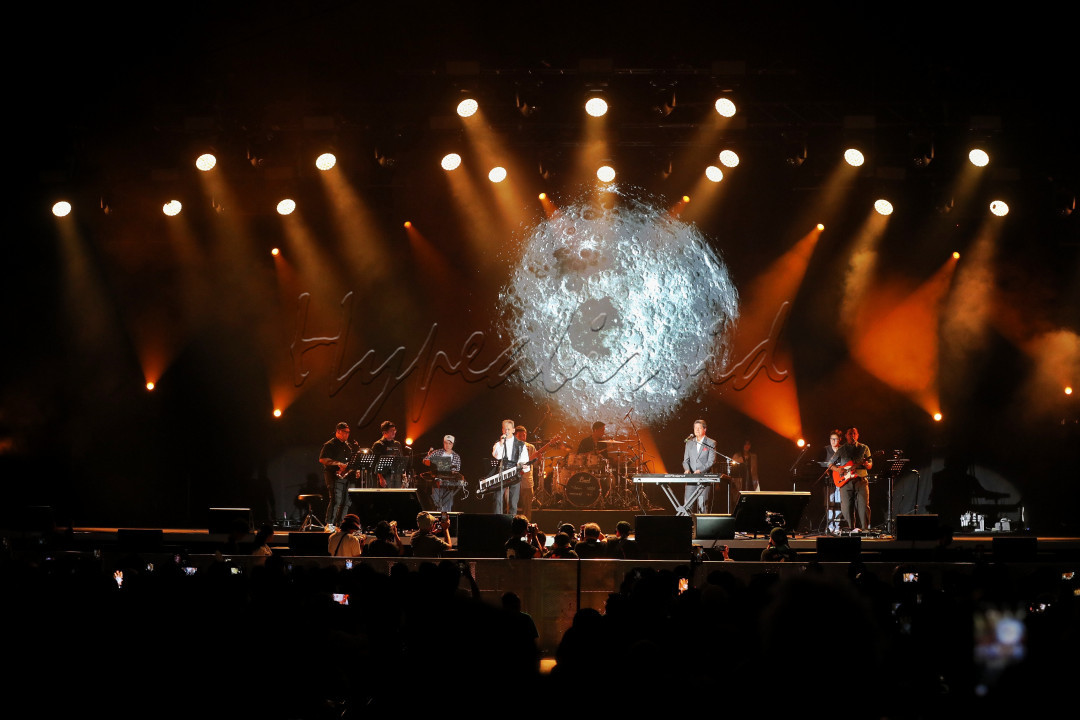 Memulai konsernya, mereka membuka dengan tembang Selangkah Ke Seberang. Para penonton mulai terhipnotis menikmati setiap alunan lagu hingga ditutup dengan hits Sakura.<br />
<br />
Editor : Yayus Yuswoprihanto<br />
&nbsp;