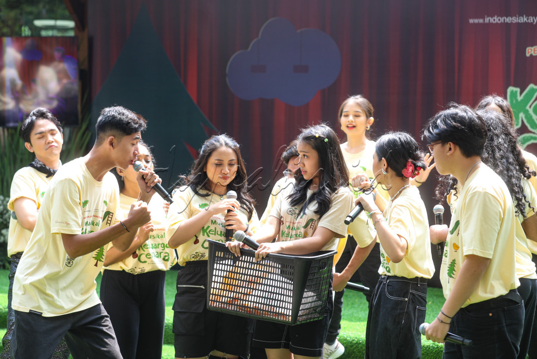 Cerita penuh inspirasi dan kebahagiaan dari Keluarga Cemara ini diharapkan dapat memberikan kehangatan serta nilai-nilai positif yang akan memperkaya masa libur sekolah.&nbsp;
<div><br />
&nbsp;</div>