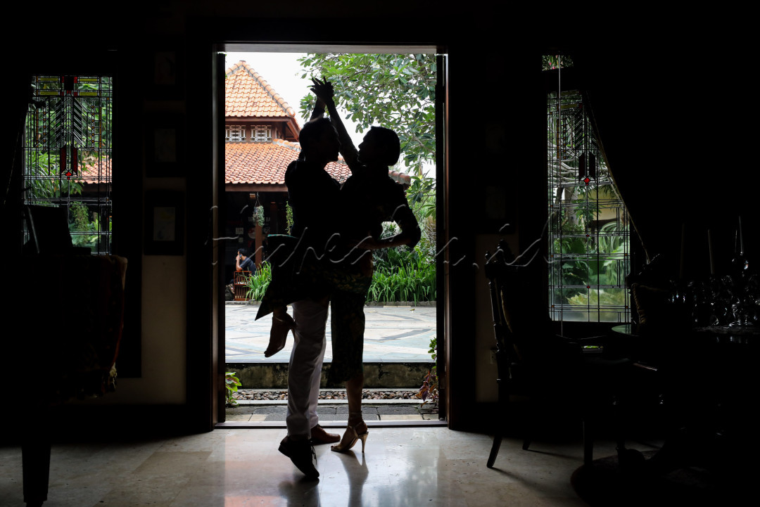 Sebuah penelitian di Amerika Serikat menyimpulkan bahwa gerakan pada Tango dapat meningkatkan keseimbangan dan mobilitas pada pasien dengan penyakit parkinson. Selain itu tarian asal Argentina ini diklaim dapat mengurangi depresi, membantu mengurangi tingkat gangguan tidur atau insomnia hingga gangguan kecemasan. Berminat untuk belajar menari Tango?<br />
<br />
Editor : Yayus Yuswoprihanto<br />
<br />
<br />
&nbsp;