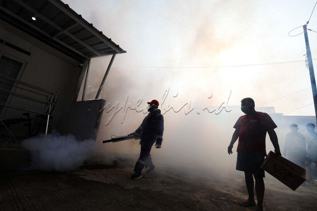 Kasus Demam Berdarah Dengue (DBD) masih menjadi ancaman bagi kehidupan masyarakat. Setiap warga diminta menjaga kesehatan lingkungan masing-masing melalui gerakan 3M yakni menguras, menutup dan mengubur. Selain itu kegiatan pengasapan atau<em> fogging</em>&nbsp;juga menjadi upaya mencegah penyebaran nyamuk.<br />
<br />
Editor : Yayus Yuswoprihanto