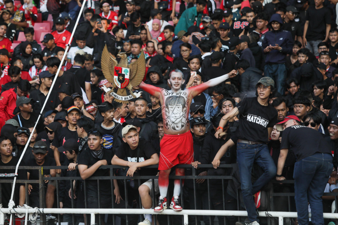 Tak kurang dari 60.000 penonton hadir memenuhi stadion kebanggaan rakyat Indonesia. Sebagian besar menggunakan jersey&nbsp;bernuansa merah putih, khas Timnas Indonesia. Namun, adapula penonton yang berdandan unik demi mendukung atlet yang berlaga.