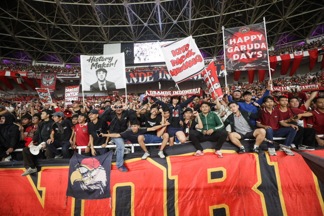 Meski Timnas Indonesia takluk di pertandingan tersebut, para penonton tak henti bernyanyi untuk tetap memberikan dukungan.