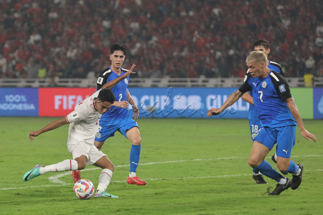 Timnas Indonesia yang mengenakan seragam putih-putih langsung menekan pertahanan Filipina.<br />
&nbsp;