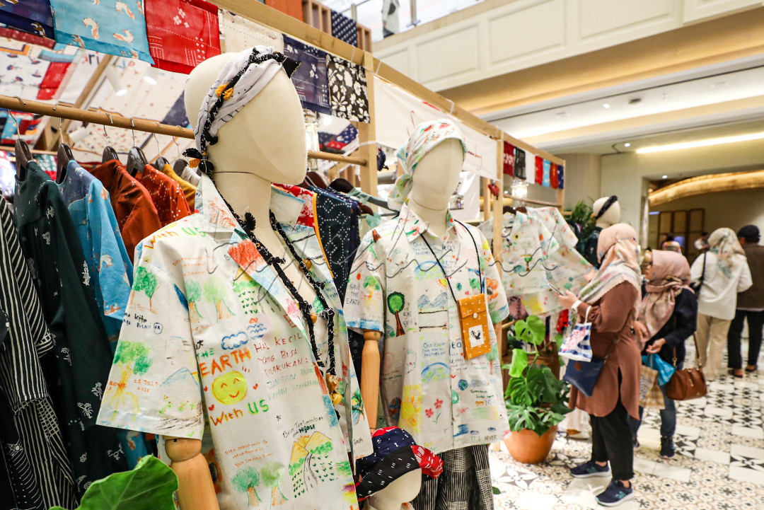 Pada kesempatan tersebut, Sejauh Mata Memandang juga meluncurkan koleksi terbaru yang dibuat dari kumpulan pesan-pesan untuk bumi hasil tulisan para pengunjung pameran ArtJog 2022.&nbsp;
<div><br />
&nbsp;</div>