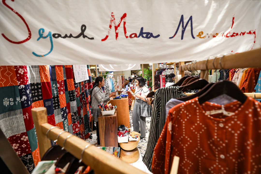 Pada pameran itu juga dihadirkan <em>pop-up store</em>, <em>drop-box</em> pakaian bekas, serta berbagai kegiatan edukatif yang menarik, hasil kolaborasi SMM dengan Mulih dan Genexyz.&nbsp;
<div><br />
Editor : Yayus Yuswoprihanto</div>