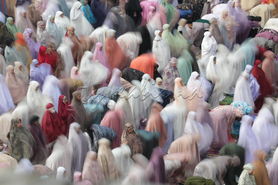 Umat muslim mengikuti Salat Iduladha 1445 Hijriah di Masjid Dian Al-Mahri atau Kubah Emas di Depok, Jawa Barat.&nbsp;