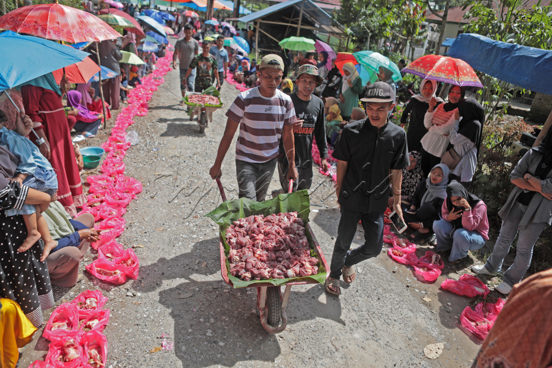 Para penerima kurban tidak hanya datang dari Jorong Sitingkai, namun ada juga warga dari daerah lain. Pada tahun ini panitia menyiapkan sedikitnya 1.000 kantong daging. Luar biasa..