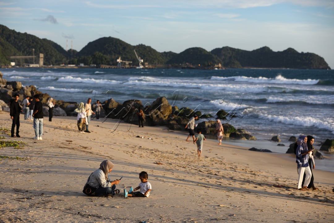 Wisatawan terlihat menikmati suasana senja sembari duduk di bibir pantai. Beberapa bercengkrama sambil menyantap hidangan, sebagian lagi bermain di atas pasir, sedangkan yang lainnya sibuk melakukan swafoto maupun mengabadikan momen yang mereka anggap menarik.
<div>Meski terasa singkat, para pengunjung terlihat puas dan merasa beruntung dapat menikmati suguhan senja nan indah.&nbsp;<br />
<br />
Editor : Yayus Yuswoprihanto</div>