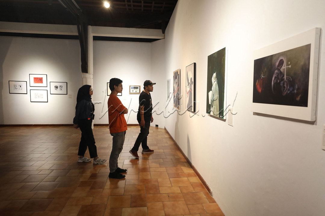 Pengunjung mengamati karya seni dalam Pameran Ilustrasiana #2 di Bentara Budaya Jakarta. Pameran Ilustrasiana #2 dengan tema <em>Peace in Diversity</em> ini diikuti oleh 43 seniman yang menampilkan 73 karya.