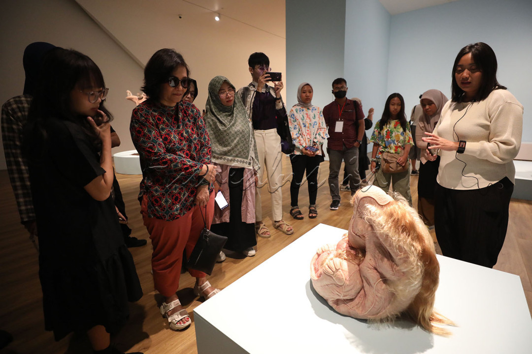 Peserta mengikuti Tour Museum Macan saat berlangsungnya pameran bertajuk Patricia Piccinini: CARE di Museum Macan, Jakarta, Sabtu (6/7/2024). Hypeabis mengajak para pembaca setianya untuk berkunjung dan berkeliling ke Museum Macan untuk melihat secara langsung dan berdiskusi mengenai gagasan di balik karya - karya seniman Australia Patricia Piccinini yang dipajang dalam pameran tersebut.<br />
&nbsp;