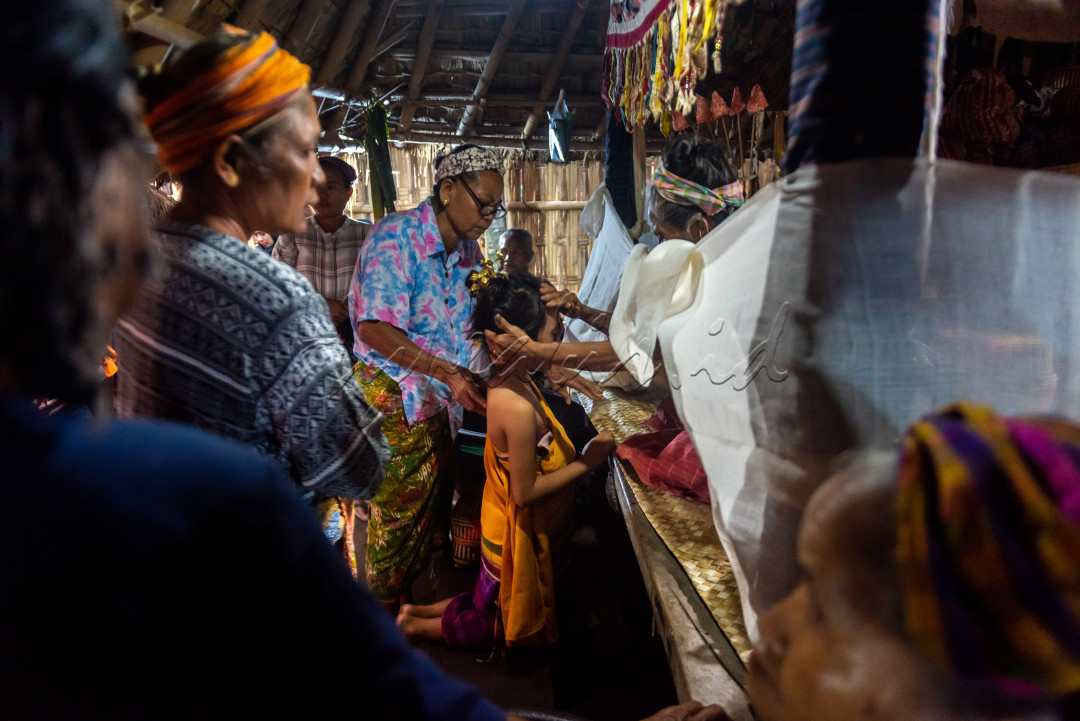 Bayan adalah desa para bangsawan, istilah itu bukan tanpa alasan, karna di desa ini segala aktifitas yang dilakukan masyarakat harus dengan persetujuan kepala adat, apalagi masalah pengakuan dari kepala adat sebagai bagian dari keturunan bangsawan, sembeq merupakan adat istiadat disini sebagai penanda bahwa orang yang di sembeq (diberi tanda di jidad) adalah keturunan asli warga bayan.