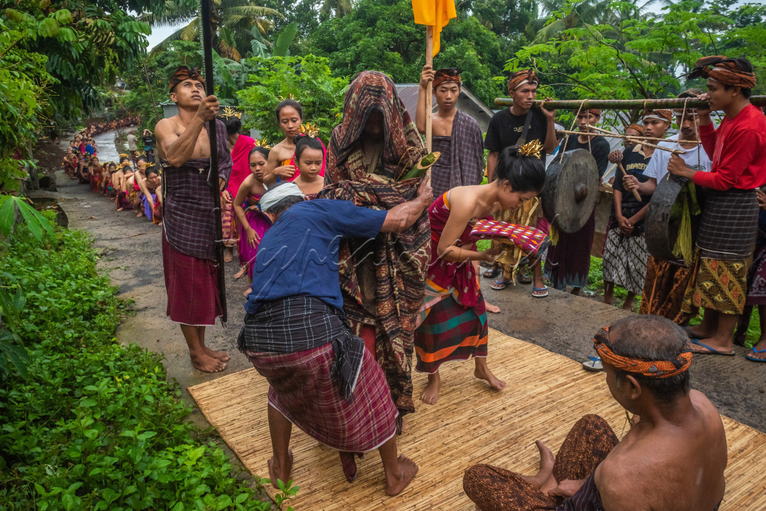 Gawe beleq merupakan acara yang sangat jarang dilakukan oleh masyarakat bayan karna membutuhkan beberapa keluarga yang siap untuk melaksanakan acara tersebut, beberapa keluarga bangsawan yang masing-masing memiliki keturunan laki-laki yang seumuran dalam jumlah minimal 5 orang, maka acara tersebut bisa dilaksanakan. berbagai ritual dan adat istiadat dilakukan sebelum acara inti sunatan itu dilaksanakan. contohnya seperti ngalu aiq suci (menjemput air suci) yang merupakan bagian penting dari acara tersebut, iring-iringan warga bayan dengan berjejer lurus membentuk satu barisan dengan perwakilan 1 perempuan sebagai pengambil air suci tersebut, perempuan tersebut harus di tutup seluruh badannya (tidak boleh terlihat oleh siapapun). air suci tersebut memakai wadah bambu dan setelah beberapa ritual, air suci tersebut boleh dibawa kembali ke lokasi acara gawe beleq.