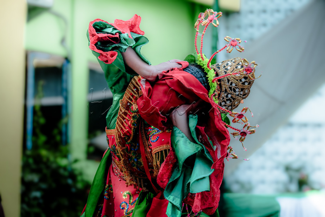 SALAH SATU PENAMPILAN DARI EKSTRAKULIKULER TARI TRADISIONAL<br />
Siswi dari SMK BINAKARYA MANDIRI sedang menampilkan keahliannya dalam bidang tari