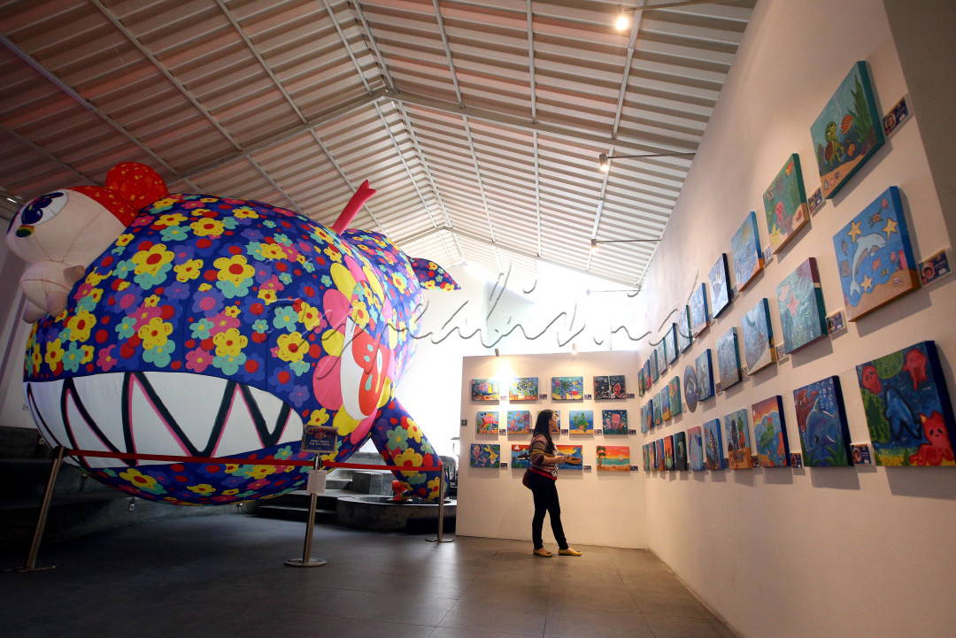 Pameran menampilkan perpaduan karya lukisan, neon installation, art toys, giant balloon dan creative workshop.&nbsp;Sebanyak 138 anak yang tergabung dalam Gummy Art Studio ikut serta memamerkan hasil karya mereka dalam pameran ini.&nbsp;&nbsp;<br />
<br />
Editor : Yayus Yuswoprihanto&nbsp;