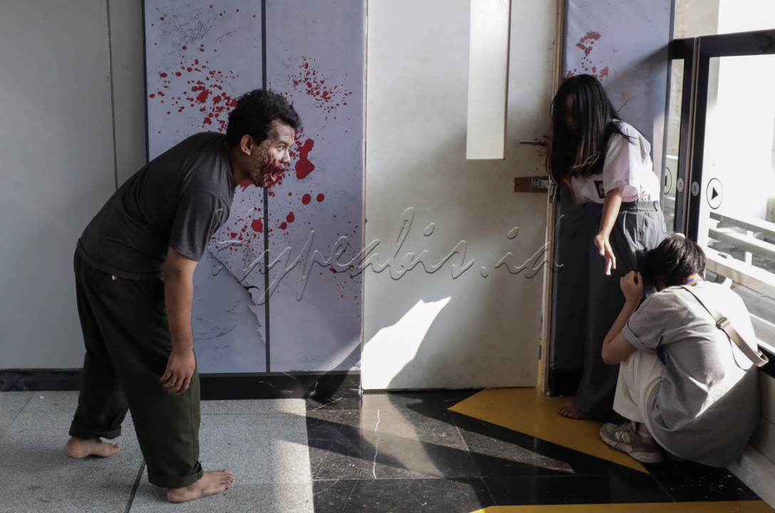 Selain simulasi serangan zombie, pertunjukan ini juga menawarkan berbagai kegiatan menarik lainnya seperti permainan <em>virtual reality </em>(VR) yang membawa pengunjung ke dalam dunia apokaliptik, pembacaan tarot untuk menambah suasana mistis,&nbsp;<em>photobooth</em>&nbsp;untuk mengabadikan momen, serta pembuatan kostum bagi yang ingin tampil total dalam acara ini.&nbsp;