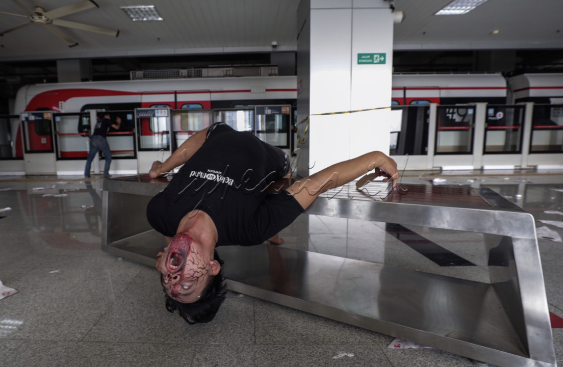 Tak hanya akting yang memukau, para aktor yang berperan sebagai zombie pun tampil dengan detail riasan sangat lengkap seperti penggunaan <em>softlens</em> berwana putih yang membuat suasana semakin mencekam.<br />
Wahana <em>Train to Apocalypse</em> yang tersebar di tiga stasiun yakni Pegangsaan Dua, Pulomas, dan Stasiun Velodrome dibuka pada Senin-Jumat pukul 13.00 - 22.00 WIB dengan tiket masuk Rp75.000 dan Sabtu-Minggu pukul 12.00 - 22.00 WIB seharga Rp100.000.<br />
<br />
Editor : Yayus Yuswoprihanto&nbsp;