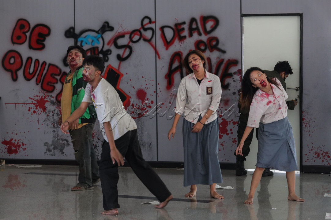 Pekik suara nyaring zombie terdengar ketika para pengunjung menunggu giliran masuk wahana&nbsp;<em>Train to Apocalypse: No Way Out </em>yang berada&nbsp;di Stasiun LRT Pegangsaan Dua, Jakarta. Pengunjung diajak untuk merasakan suasana mencekam ketika berada di sekitar para zombie yang memburu.&nbsp;