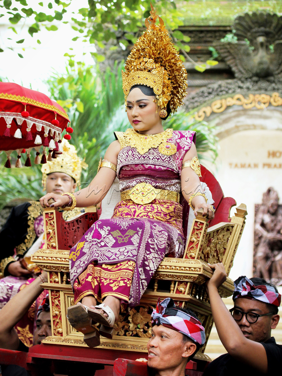 Salah satu rangkaian acara prosesi pernikahan adat Bali yang bersamaan dengan upacara adat Potong Gigi dari mempelai laki-laki.