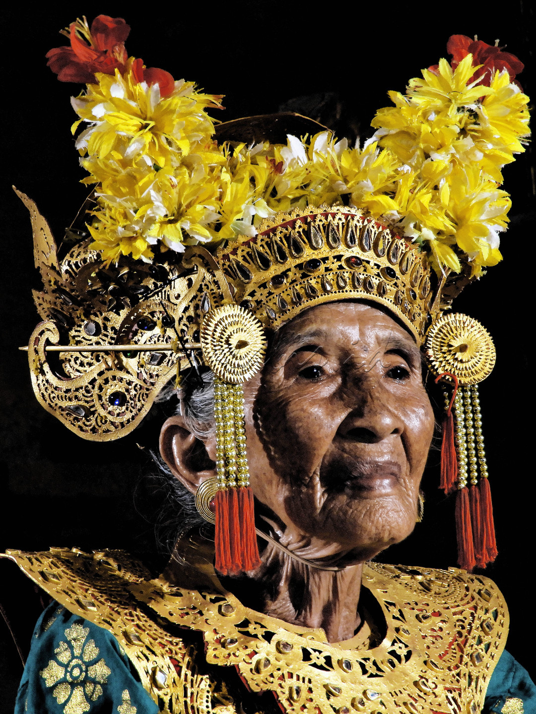 Sosok Penari Legong yang sudah menjadi legenda dan kini berusia 100 tahun lebih. Beliau adalah Gusti Ayu Soli yang juga akrab dipanggil Niang Soli