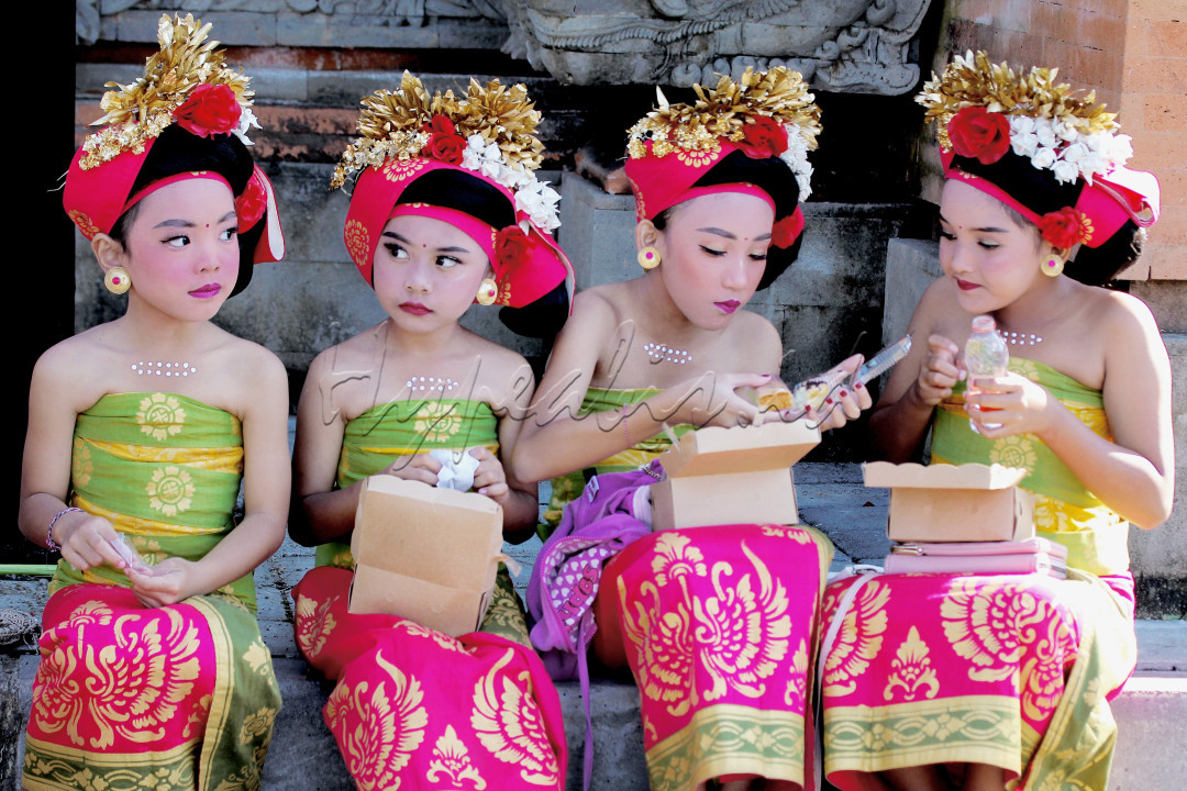 Para gadis belia yang merupakan penari andal penerus generasi penari Bali yang akan datang. Mereka sedang sarapan pagi sebelum tiba waktunya untuk tampil menari di panggung.