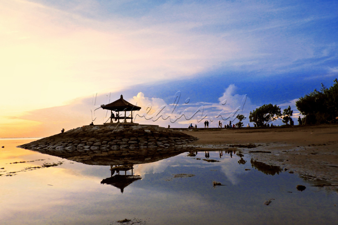 Suasana pagi hari usai matahari terbit di Pantai Karang, Sanur, Bali. Lokasi ini menjadi salah satu favorit bagi para keluarga untuk rileks di pantai sembari menikmati sarapan Lumpia murah meriah. Lokasi yang juga menjadi favorit para pecinta gowes dan jogging, serta para fotografer landscape.