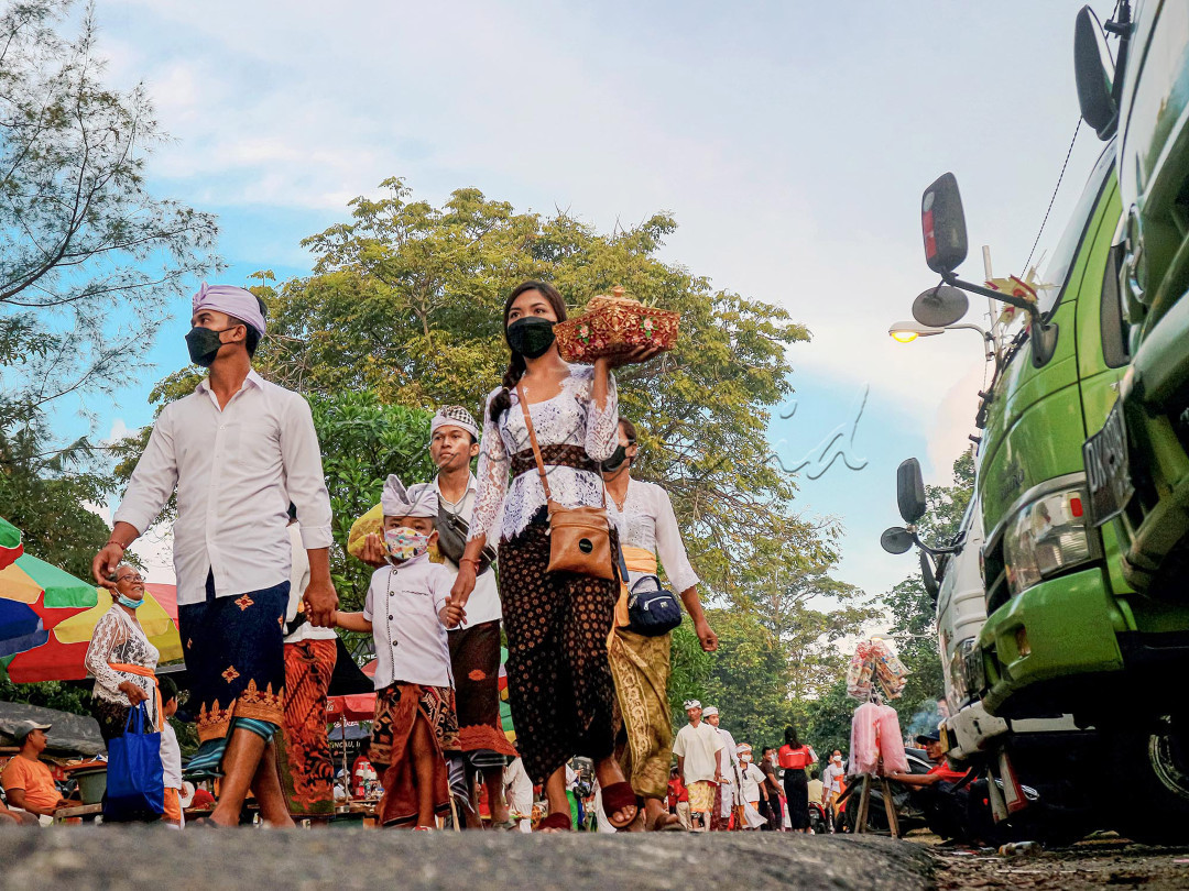 Suasana pagi saat para warga yang ada di seantero Bali berdatangan ke salah satu pura tertua di Bali yaitu Pura Ageng Sakenan yang terletak di Pulau Serangan.<br />
<br />
Mereka hendak melakukan persembahyangan yang bertepatan dengan Piodalan Pura Ageng Sakenan.