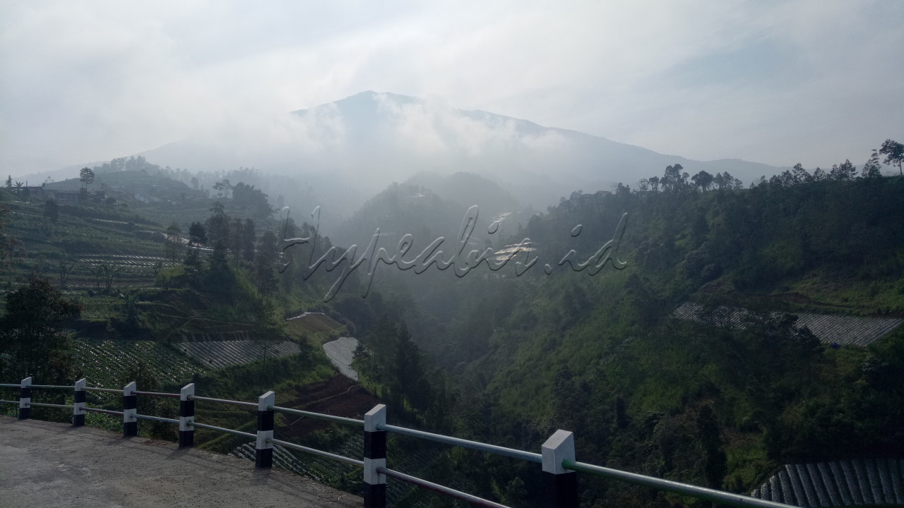 Gambar tersebut merupakan tempat wisata yang berada di Jawa tengah