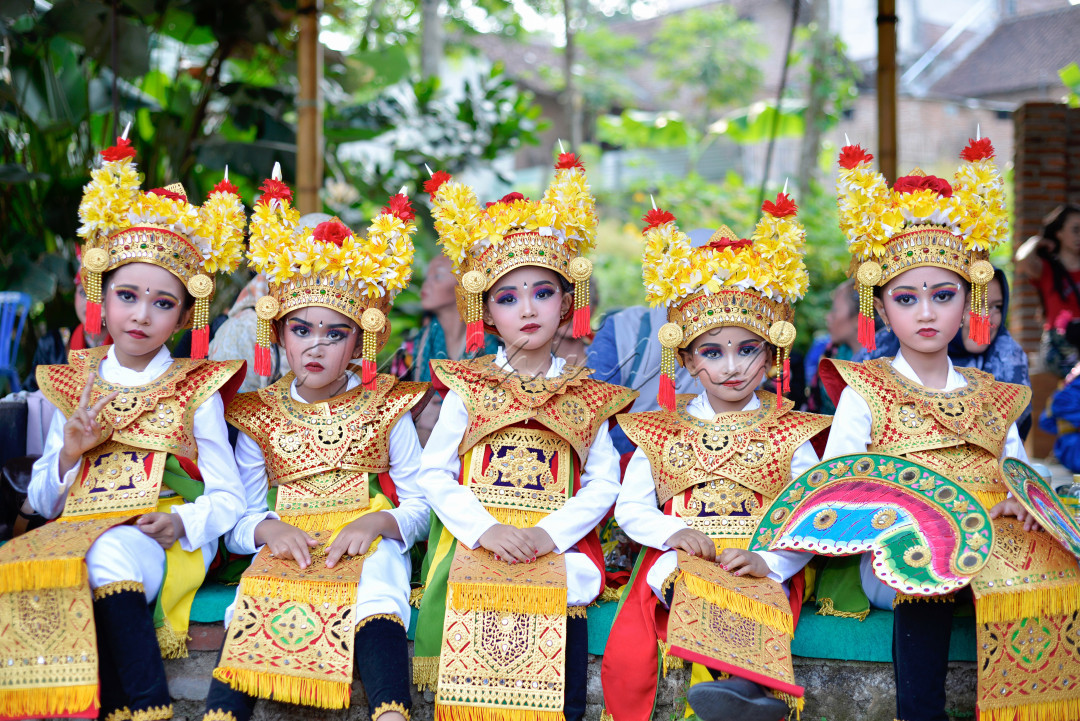 Wajah ceria dan penuh semangat anak-anak ketika akan tampil dalam gelaran seni.