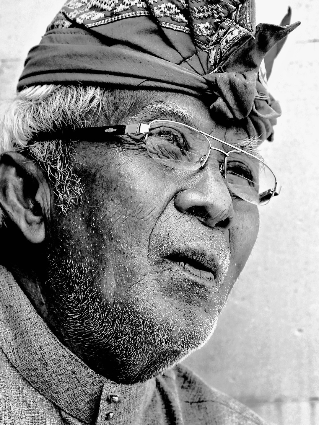 Penampilan yang sederhana dibarengi tutur-kata lembut serta tatapan teduh kala berdialog senantiasa terpancar pada sosok-sosok sepuh seorang tokoh dalam sebuah komunitas di pelbagai pelosok daerah di bumi Indonesia. Bersyukur bisa bertemu dan mengabadikan figur-figur bersahaja seperti beliau ini.