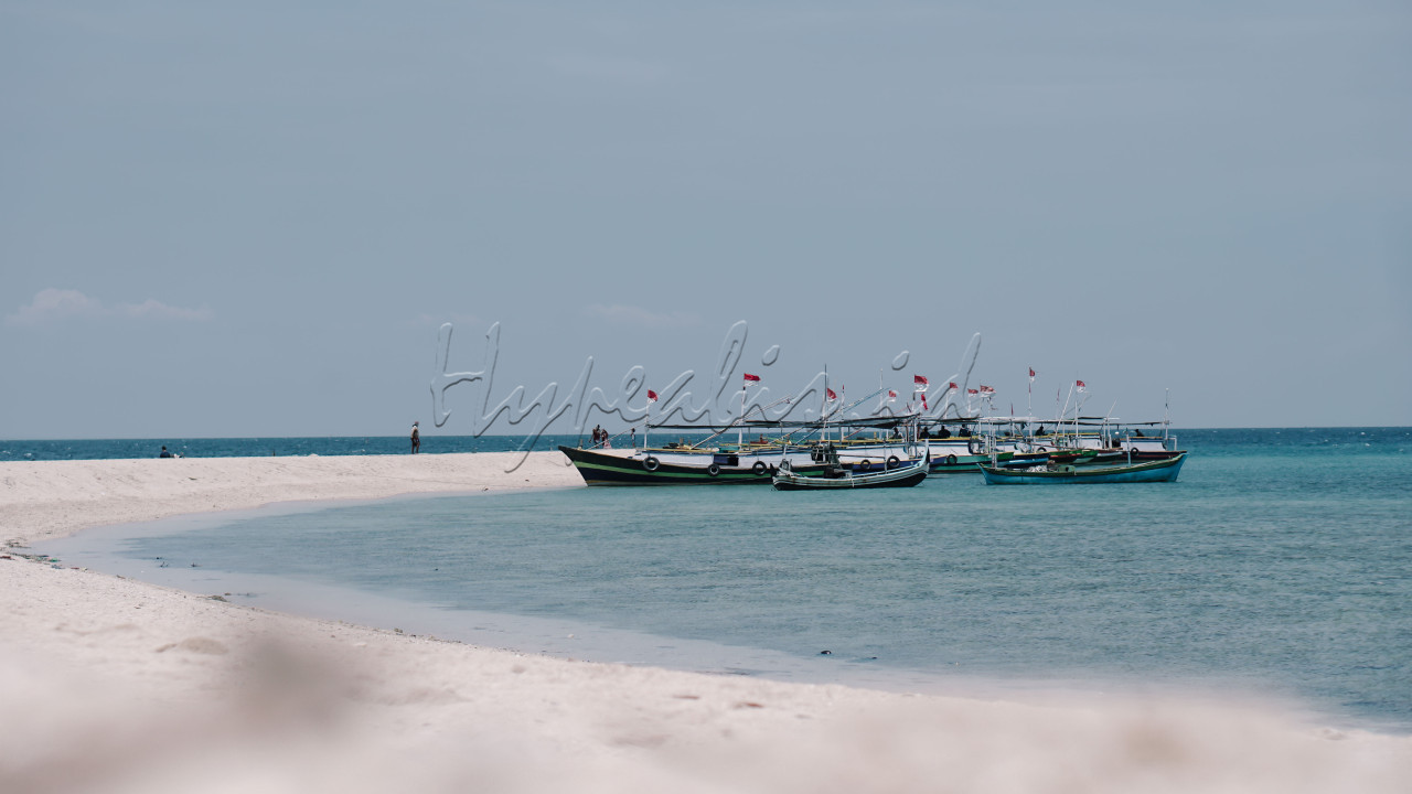 Wajah indonesia yang memperlihatkan betapa cantiknya pantai di Gili ketapang