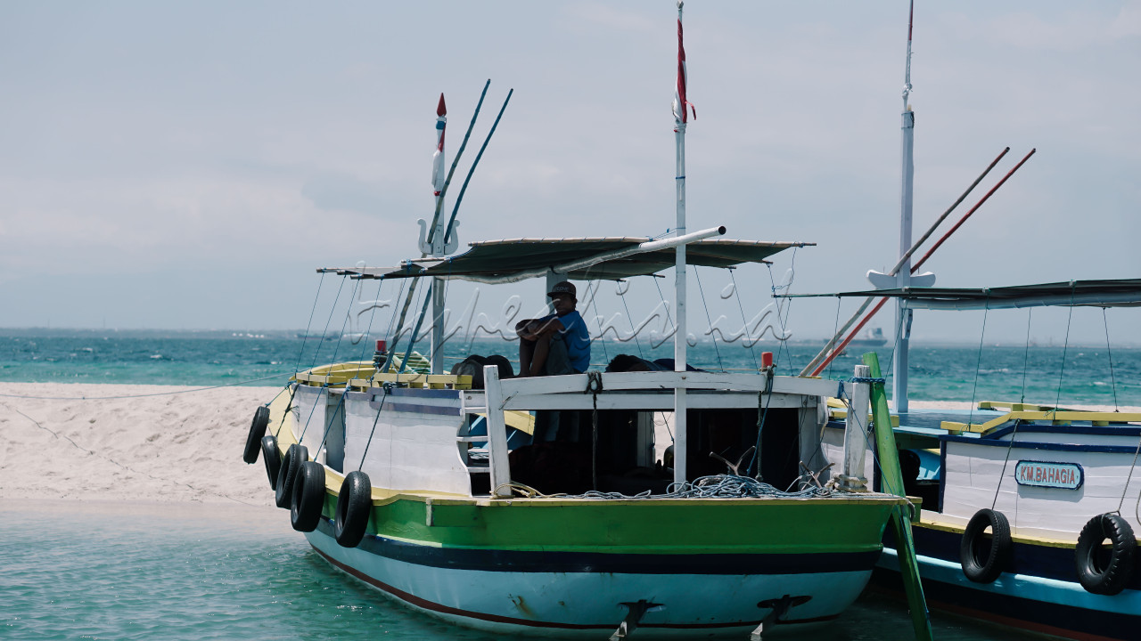 Nelayan yang sedang menunggu waktu untuk, menjala ikan