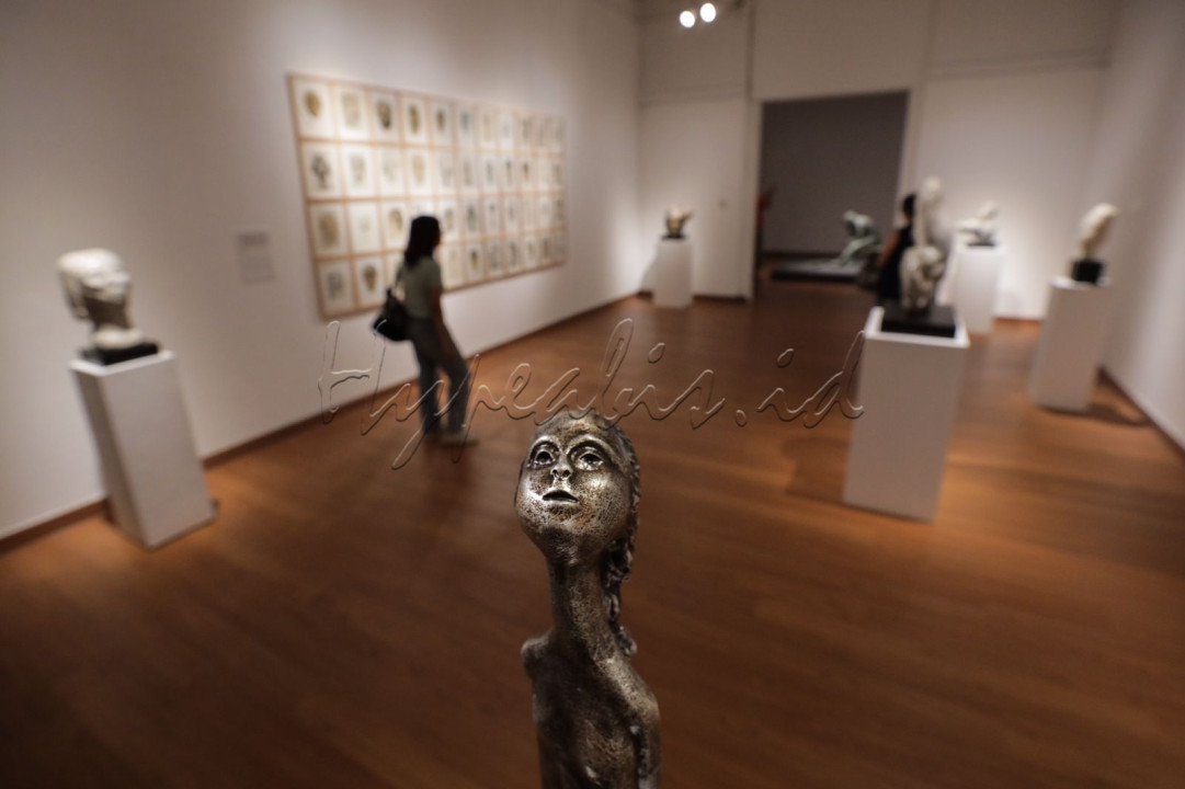 Pengunjung melihat karya seni dalam pameran Patung dan Aktivisme Dolorosa Sinaga &amp; Budi Santoso di Galeri Nasional, Jakarta.