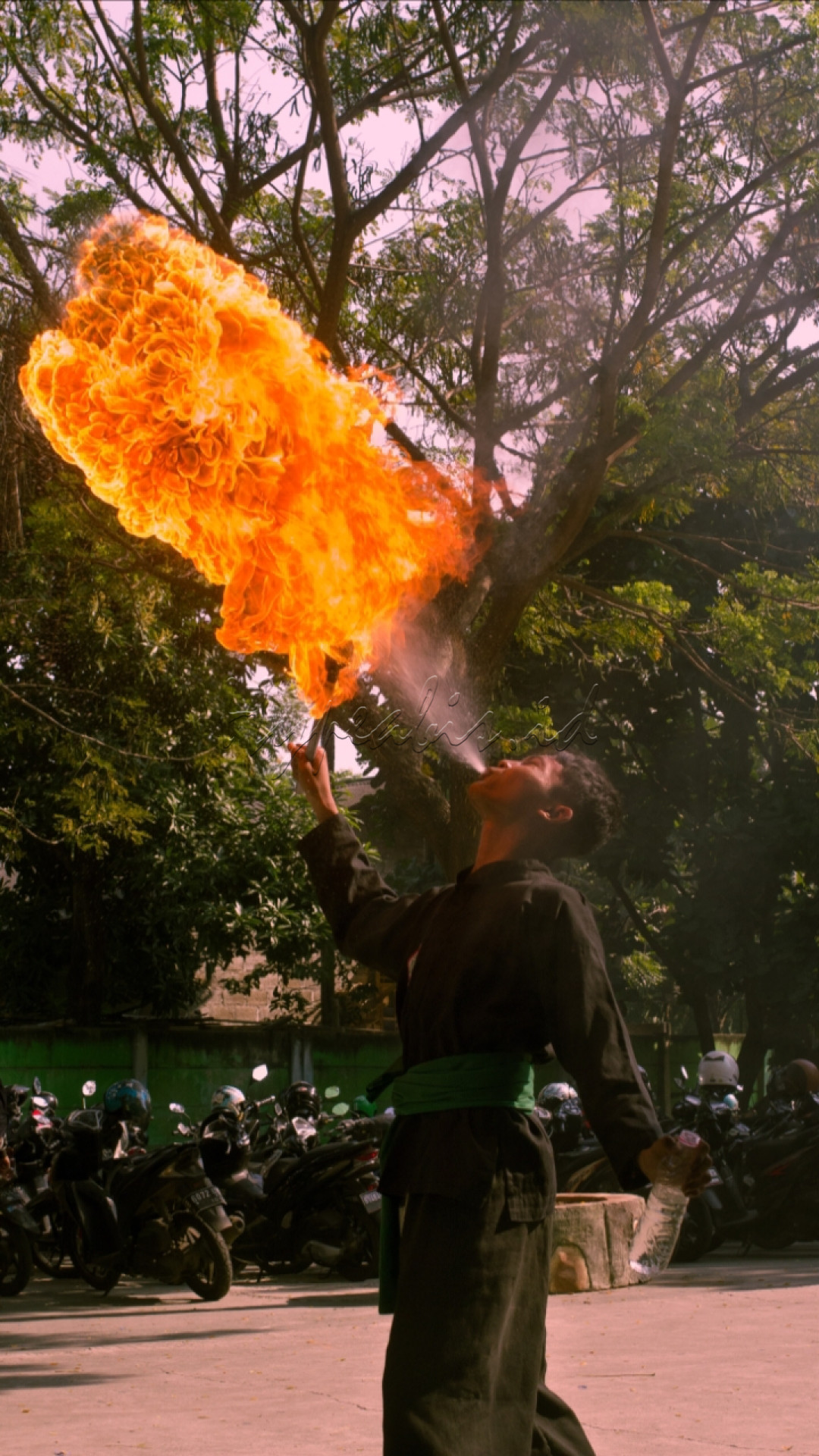 Dalam foto ini menggambarkan keindahan seni bela diri lokal (silat) dengan menunjukan pesilat yang sedang menyemburkan api sehingga menciptakan suasana yang dramatis dan menunjukan kekuatan dan keberanian dari sang pesilat