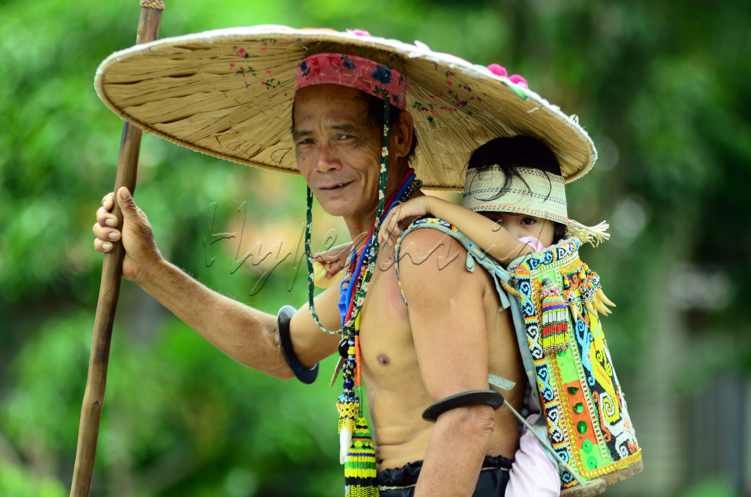 suku Dayak yang mendiami wilayah Kalimantan Utara,Kabupaten Malinau Indonesia. Mereka dikenal memiliki budaya yang kaya dan unik.<br />
Mereka sering mengenakan pakaian tradisional yang kaya dengan motif dan hiasan, termasuk manik-manik dan bulu burung. Pakaian ini sering digunakan dalam upacara adat dan tarian tradisional.<br />
Penampilan dan ciri khas ini mencerminkan kekayaan budaya dan identitas mereka sebagai bagian dari suku Dayak yang penuh warna.