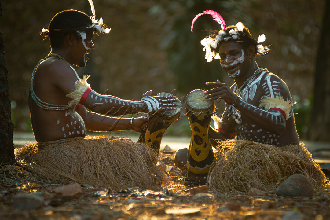 "Pertunjukan musik tradisional suku Asmat menunjukkan harmoni antara alat musik dan vokal, menampilkan kekayaan budaya dan tradisi mereka