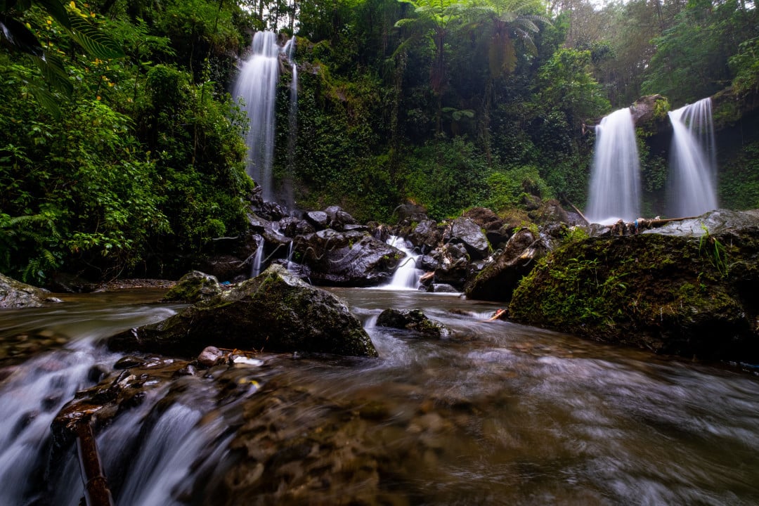 Air Terjun Grenjengan Kembar merupakan salah satu wisata alam air terjun atau curug yang berada di lereng Gunung Merbabu. Daya tarik utama Air Terjun Grenjengan Kembar adalah air terjun ganda atau kembar di tengah kawasan hutan pinus. Air Terjun Grenjengan Kembar terletak di Dusun Citran, Desa Muneng Warangan, Kecamatan Pakis, Kabupaten Magelang. Sumber Air Terjun ini berasal dari anak sungai Cebong dari lereng Gunung Merbabu. Ketinggian air terjun pertama sekitar 12 m (sampai tingkat satu) dan 2m (menuju tingkat kedua), sedangkan air terjun kedua berketinggian 18 m.
