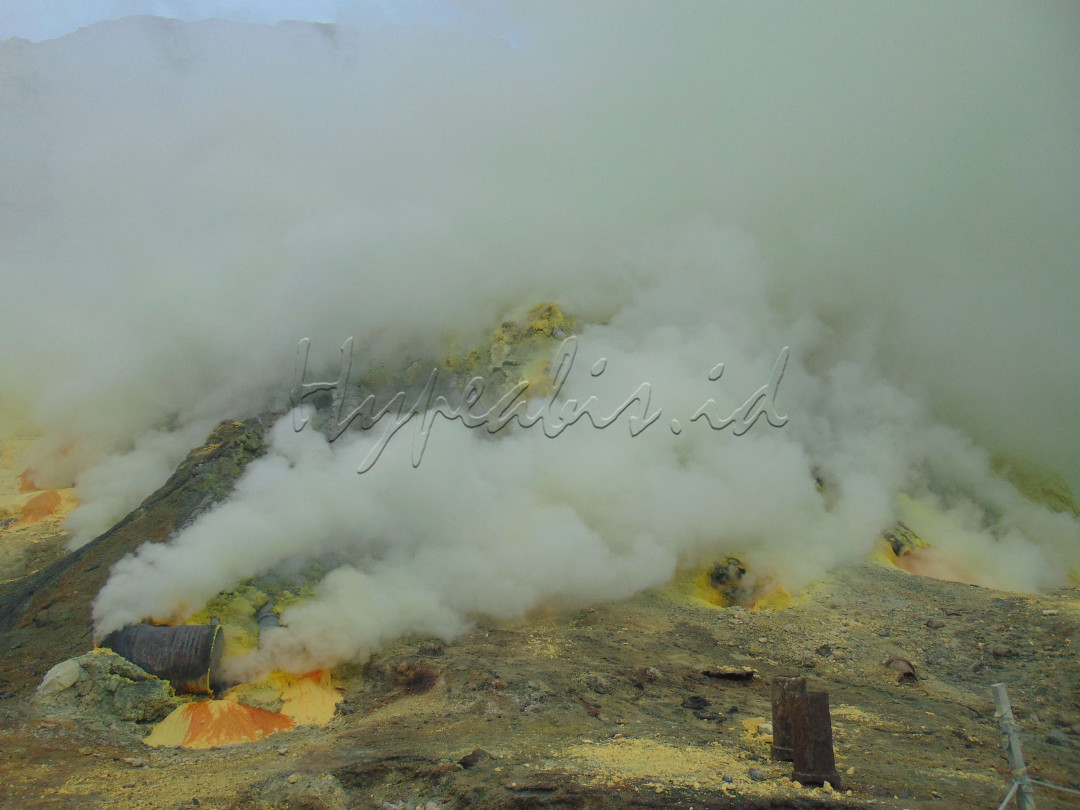 Lokasi tambang belerang tersebut berlokasi di Kawah Ijen, banyak penambang yang mengambil belerang tersebut. Manfaat dari belerang tersebut yakni untuk mengelupas sel kulit mati dikarenakan terdapat zat keratolitik, lalu dapat membunuh parasit, jamur serta umumnya belerang dimanfaatkan sebagai fungisida, bubuk mesiu, korek api.