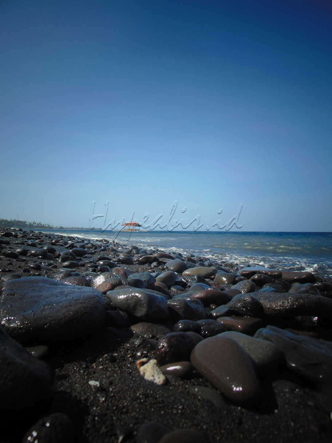 Keindahan pantai Grand Watudodol yang sangat bersih serta keindahan lautnya yang benar-benar bersih. Pantai ini berlokasi di Rest Area Grand Watudodol KM. 15, Jl. Raya Situbondo, Parasputih, Bangsring, Kecamatan Wongsorejo, Kabupaten Banyuwangi, Jawa Timur.