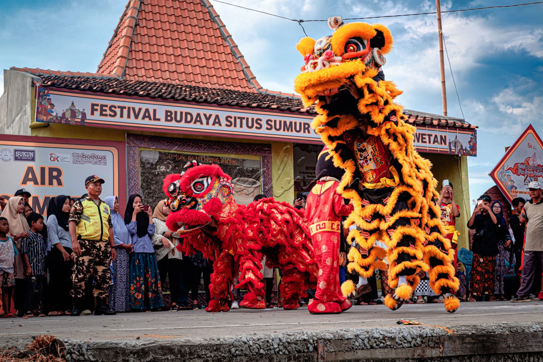 sebuah akulturasi budaya dengan penampilan barongsai diacara festival budaya situs sumur gentong didesa loram wetan,kudus.