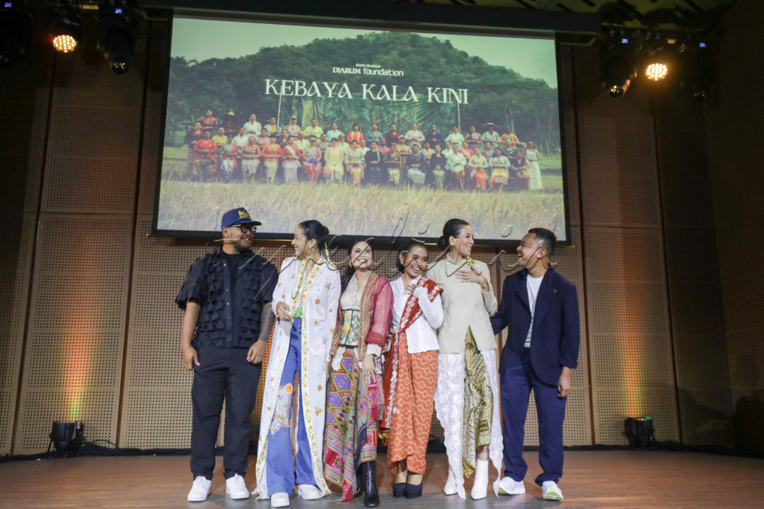 Film pendek berjudul Kebaya Kala Kini dirilis untuk memperingati Hari Kebaya Nasional 2024. Film yang akan tayang di Youtube pada 24 Juli 2024 dengan dibintangi artis ternama seperti Dian Sastrowardoyo dan Putri Marino, penari Syandria Kameron hingga penyanyi &amp; dalang perempuan Woro Mustiko, tersebut menggambarkan kebaya sebagai bagian dari identitas perempuan Indonesia.