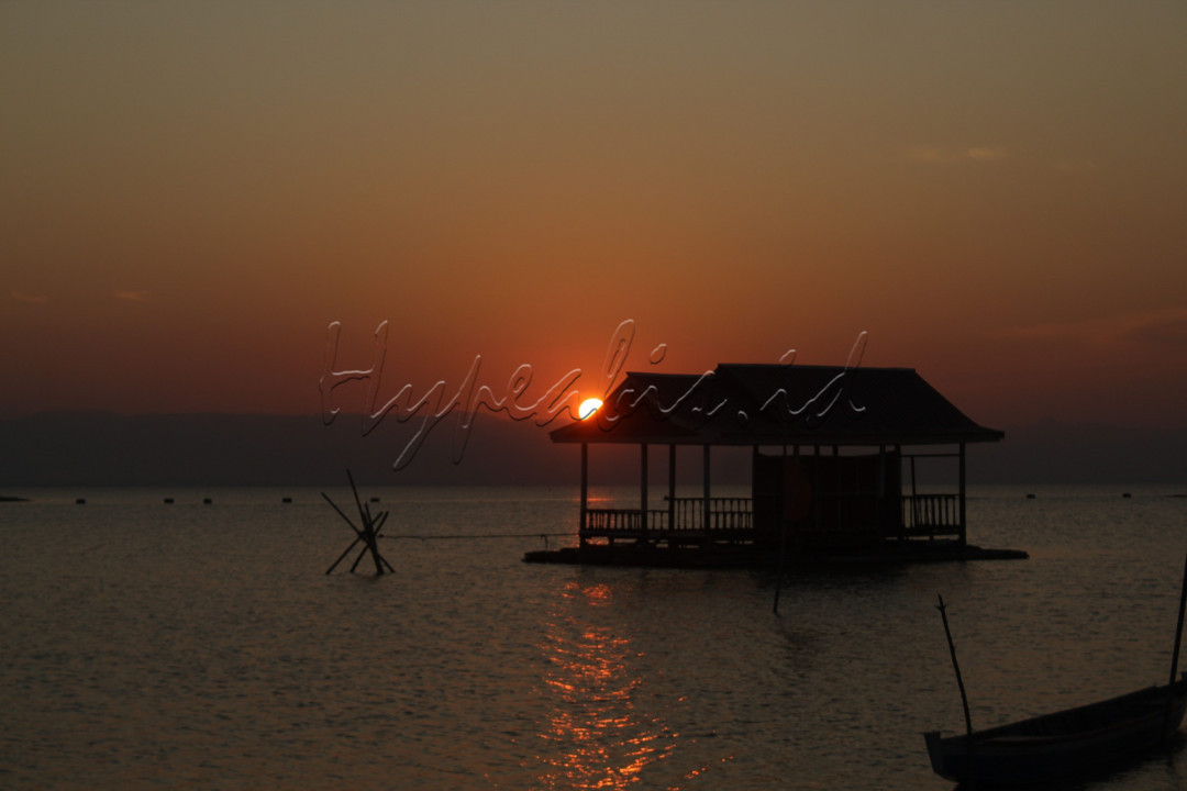 Cahaya senja yang menyinari rumah apung di tengah danau tempe, menciptakan suasana yang begitu tenang nan syahdu untuk melupakan semua masalah dunia