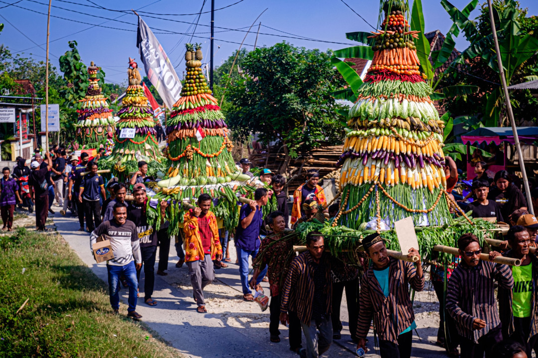 sedekah bumi adalah perwujudan sebagai bentuk rasa syukur kepada tuhan yg maha esa karena tlah memberikan bumi dengan sgala yg dihasilkanya.seperti yg dilakukan masyarakat desa teguhan,grobogan.dan bersama-sama bergotong royong adalah cerminan budaya bangsa indonesia.