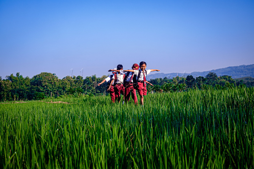 Suka cita anak bangsa didesa lebak,grobogan demi sebuah cita-cita.dengan riang berangkat menuntut ilmu dihari perdana setelah hari libur selesai.