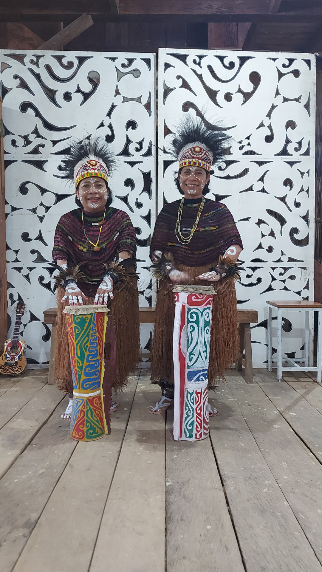 Bangga bergaya dengan pakaian adat Papua.