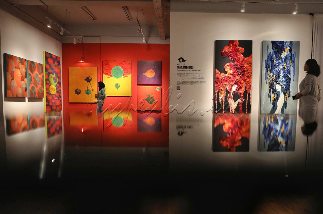 Pengunjung melihat karya seni lukis pada pameran Ad Maiora di Jakarta, Jumat (26/7/2024).&nbsp;<br />
<br />
<br />
&nbsp;