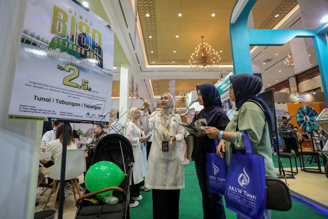 Pengunjung mencari informasi mengenai haji dan umrah saat berlangsungnya Internasional Islamic Expo 2024 di Assembly Hall Jakarta Convention Center (JCC), Senayan Jakarta, Jumat (26/7/2024).<br />
<br />
&nbsp;