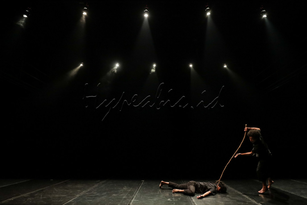 Seniman yang tergabung dalam Animal Pop Family menampilkan tarian bertajuk Kusukusu II dalam gelaran <em>Salihara Performing Arts Festival (SIPFest)</em> 2024 di Jakarta.