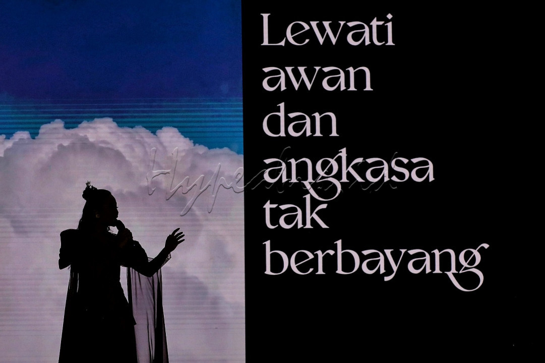 Yura Yunita mengeluarkan single pertamanya bertajuk Balada Sirkus yang dia ciptakan sendiri pada 2014. Setelah itu namanya mulai dikenal luas dengan sejumlah single andalannya hingga dipercaya menyanyikan ulang lagu dalam film <em>Disney Mulan</em> dengan judul <em>Reflection</em>. Dalam proyek tersebut ia berkolaborasi dengan penyanyi Indonesia lainnya, Nadin Amizah, Sivia Azizah, dan Agatha Pricilla.<br />
<br />
Editor : Yayus Yuswoprihanto<br />
&nbsp;