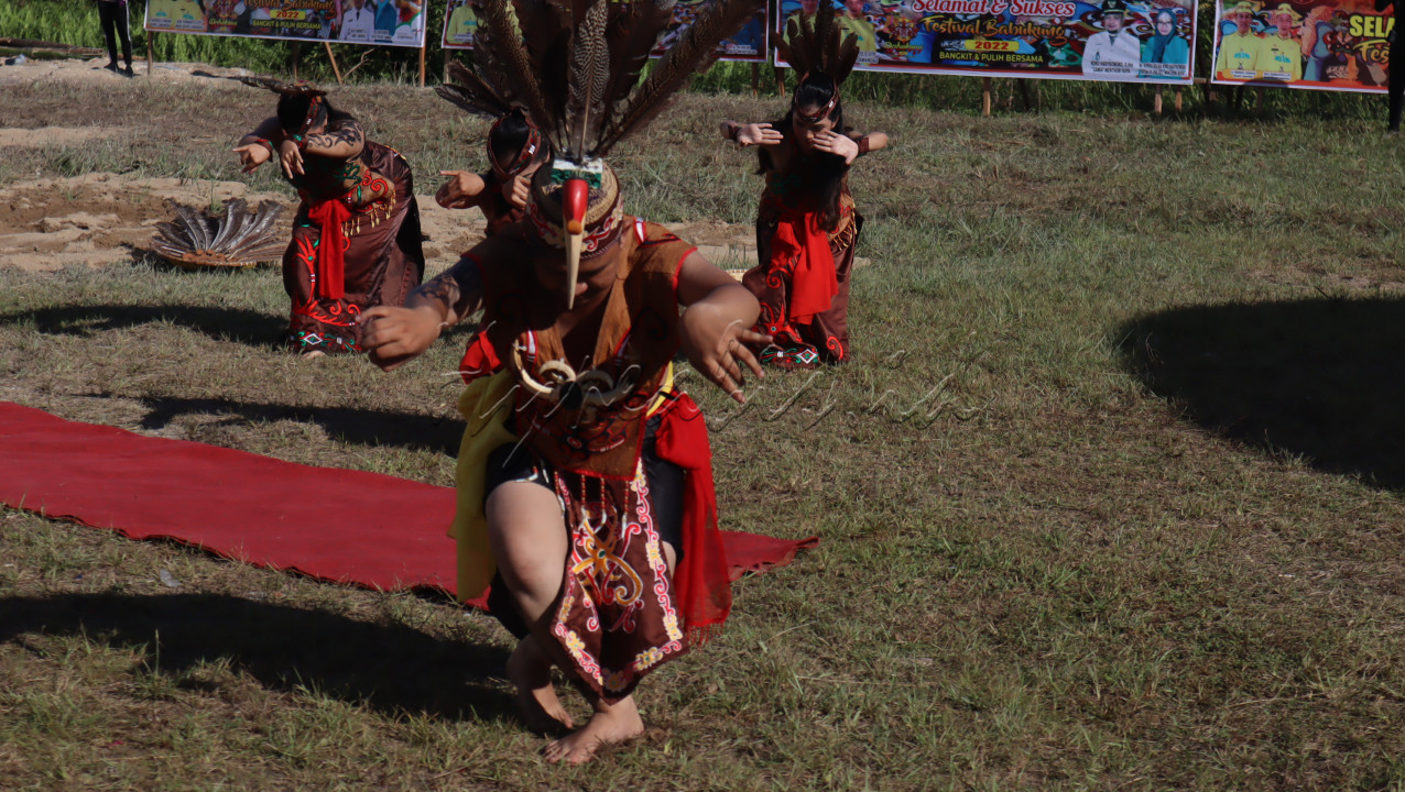 Babukung&nbsp;adalah ritual tarian pada upacara kematian dalam&nbsp;agama&nbsp;Kaharingan&nbsp;yang dilaksanakan oleh beberapa rumpun suku Dayak, khususnya&nbsp;Suku Dayak Tomun, Dayak Ngaju, Dayak Ut Danum dan suku Dayak lainnya&nbsp;yang masih menganut agama Kaharingan&nbsp;di&nbsp;Kalimantan Tengah,&nbsp;Indonesia
