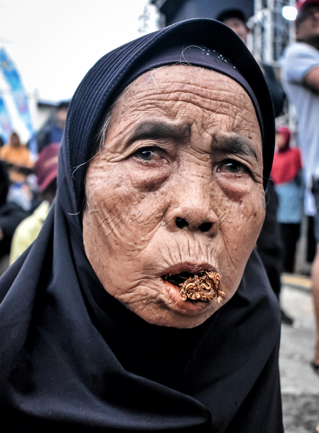 Menikmati tradisi nginang hasil panen tembakau warga desa Mranggen Tengah, Bansari, Temanggung.&nbsp;